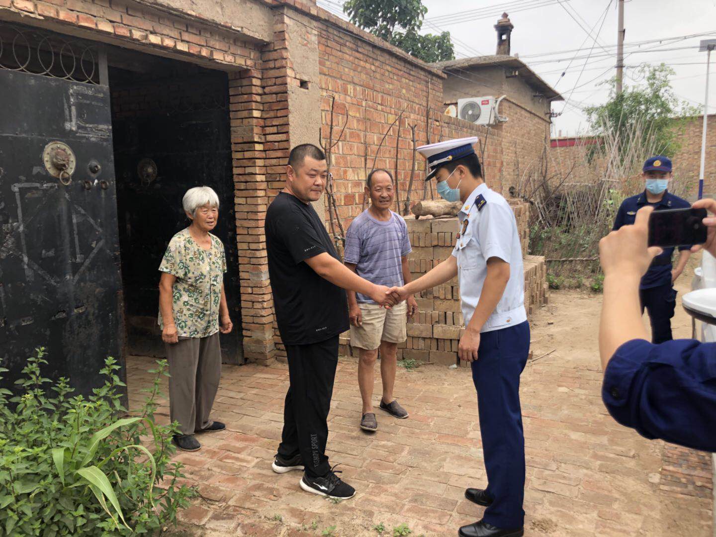 �ӱ����ݣ�������������Ԯ��ӵ�Ա�ɲ�ο�����Ѽ�ͥ