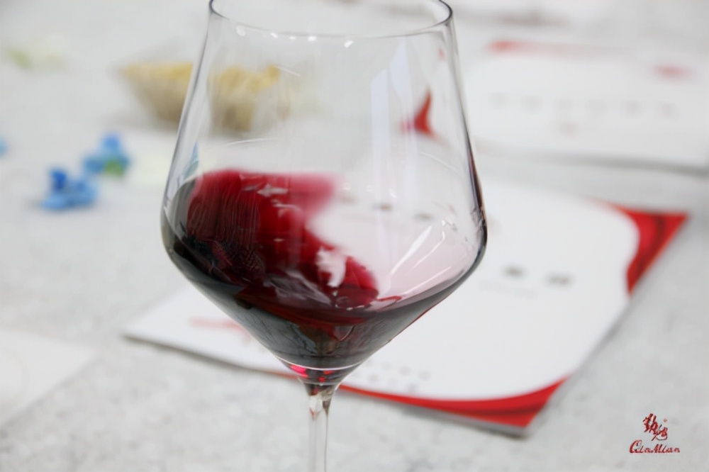 勤勉酒业新品发布暨公益晚宴在邕举行