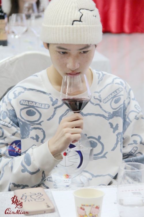 勤勉酒业新品发布暨公益晚宴在邕举行