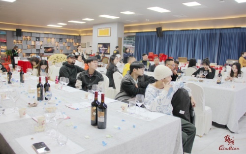 勤勉酒业新品发布暨公益晚宴在邕举行