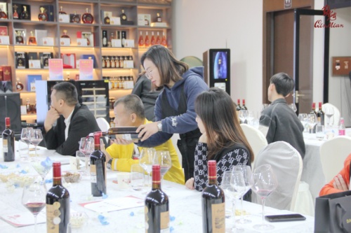 勤勉酒业新品发布暨公益晚宴在邕举行