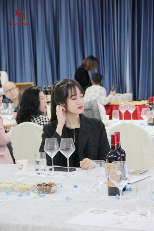 勤勉酒业新品发布暨公益晚宴在邕举行