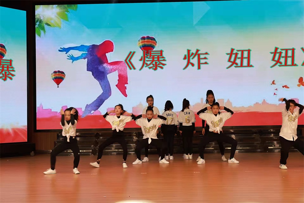 �������׽������赸���蹫����Բ����Ļ