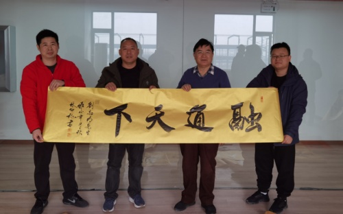 国家一级美术师林幼槐等进企业赠书画受欢迎