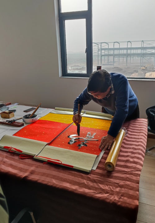 国家一级美术师林幼槐等进企业赠书画受欢迎