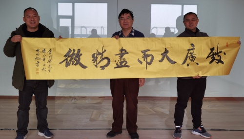 国家一级美术师林幼槐等进企业赠书画受欢迎