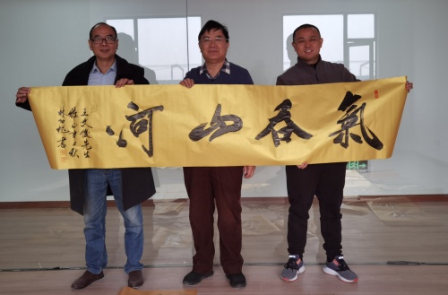 国家一级美术师林幼槐等进企业赠书画受欢迎