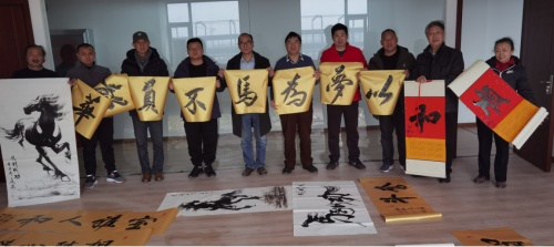 国家一级美术师林幼槐等进企业赠书画受欢迎