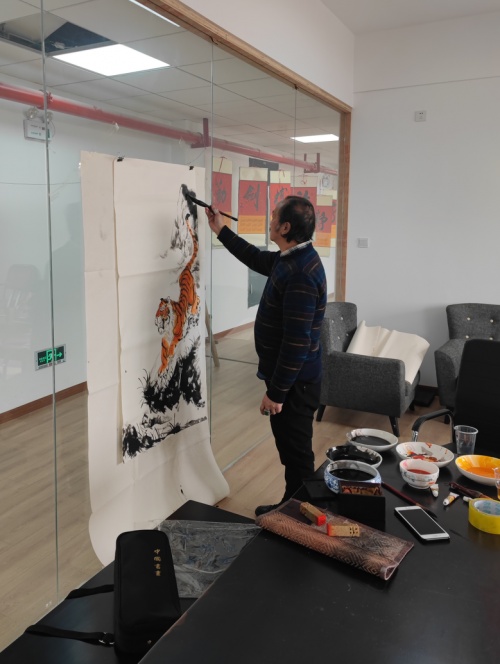 国家一级美术师林幼槐等进企业赠书画受欢迎