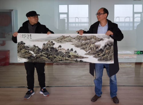 国家一级美术师林幼槐等进企业赠书画受欢迎