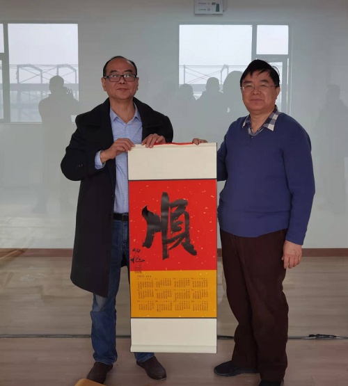 国家一级美术师林幼槐等进企业赠书画受欢迎