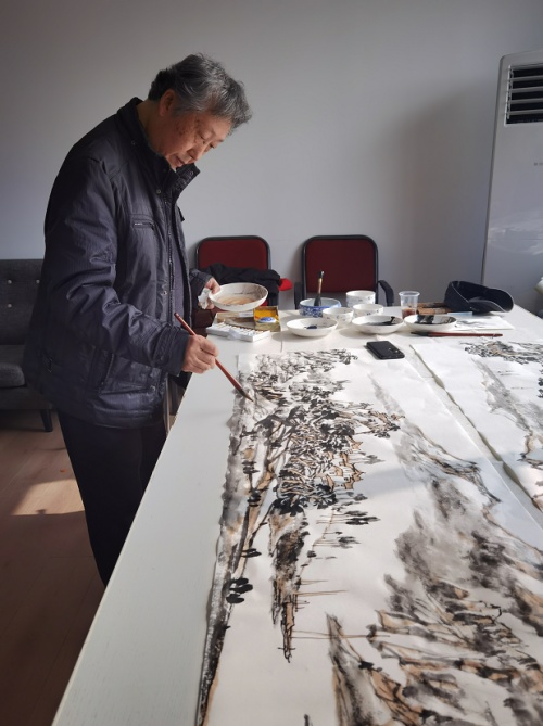 国家一级美术师林幼槐等进企业赠书画受欢迎