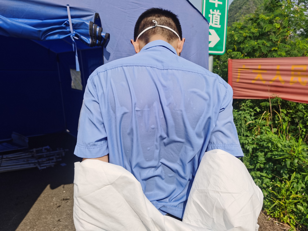 6-下勤时,民警衣服早已被汗水浸透(拍摄人:唐冰).jpg