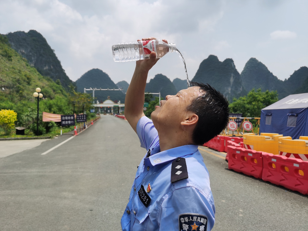 7-图为勤务结束后民警洗脸消暑(唐冰 摄).jpg