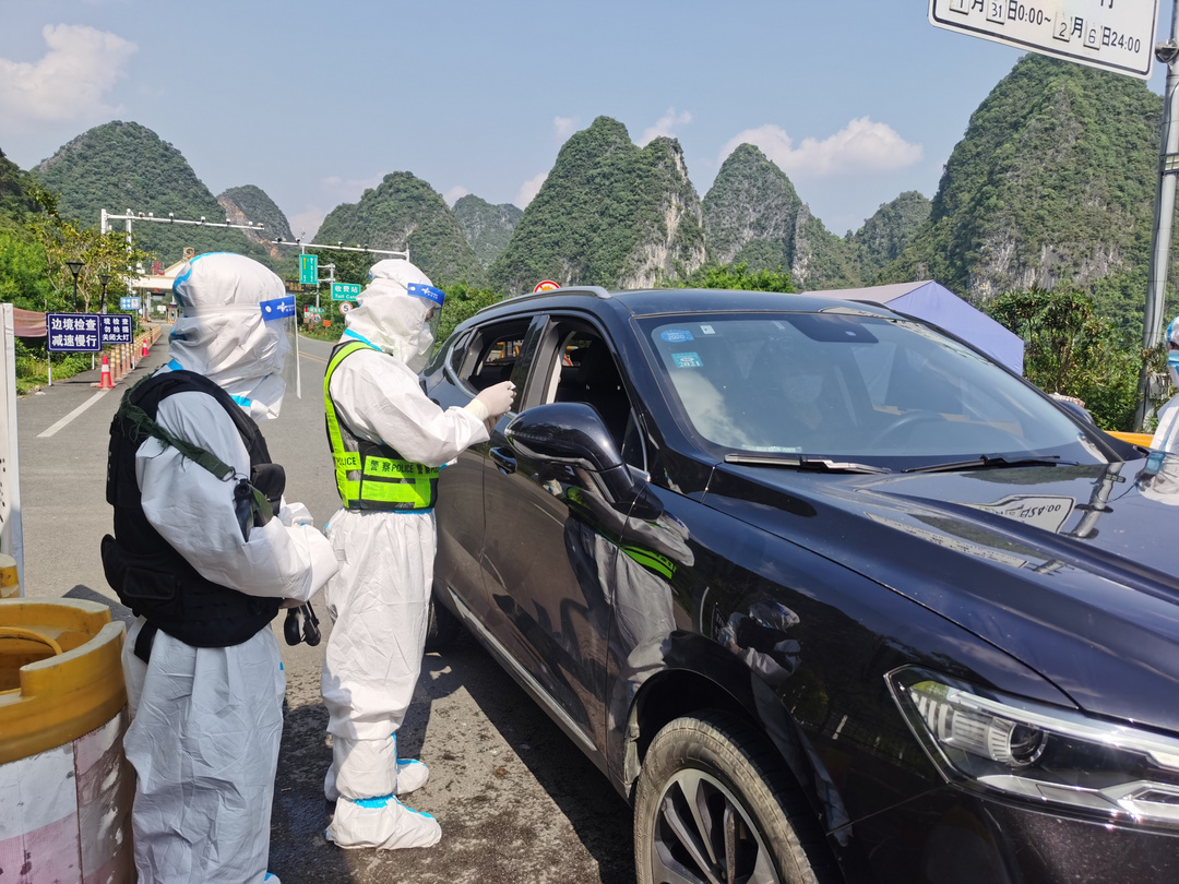 3-图为执勤民警检查过往人员车辆(唐冰 摄).jpg