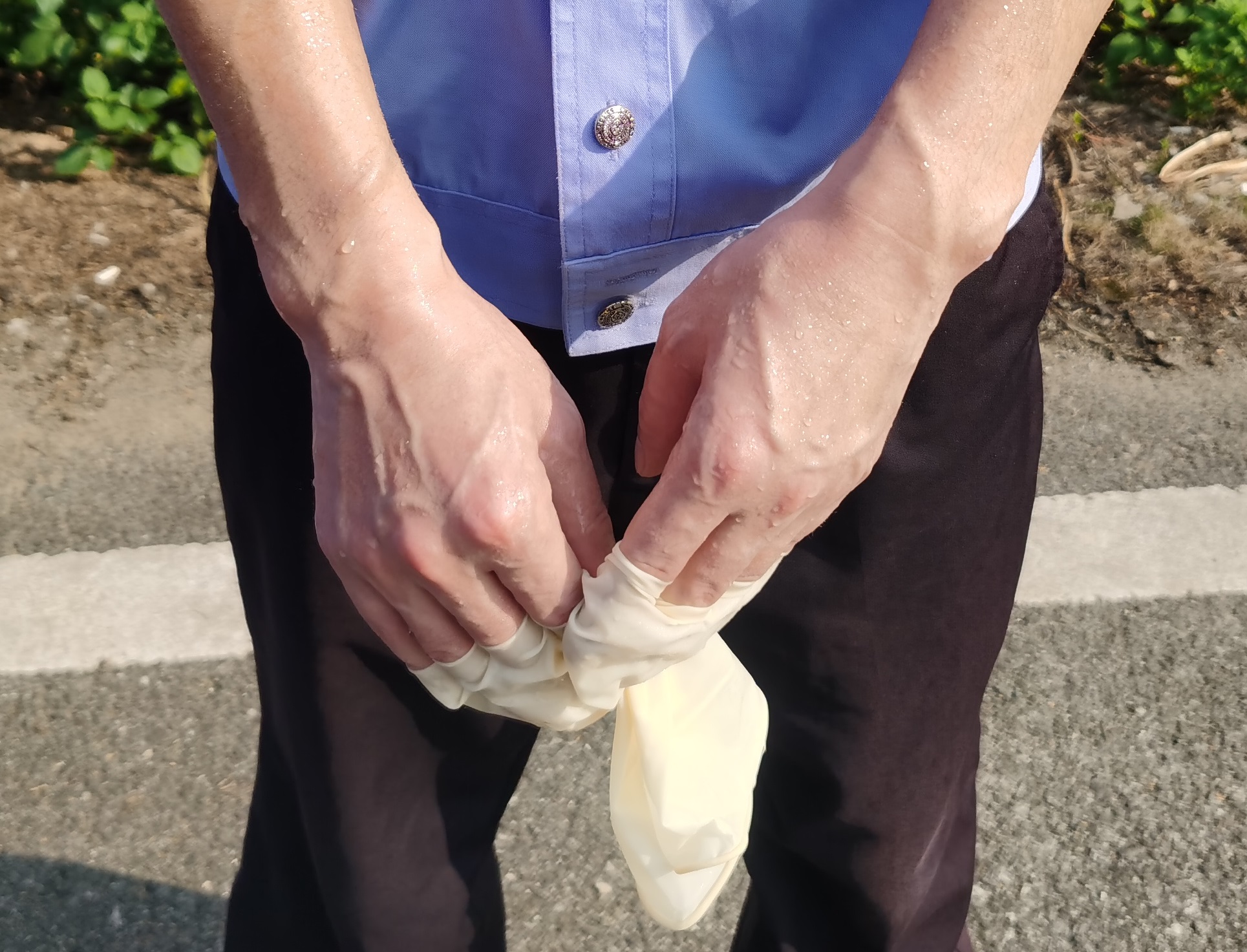 5-执勤民警手指被汗水浸泡的发白(唐冰 摄).jpg