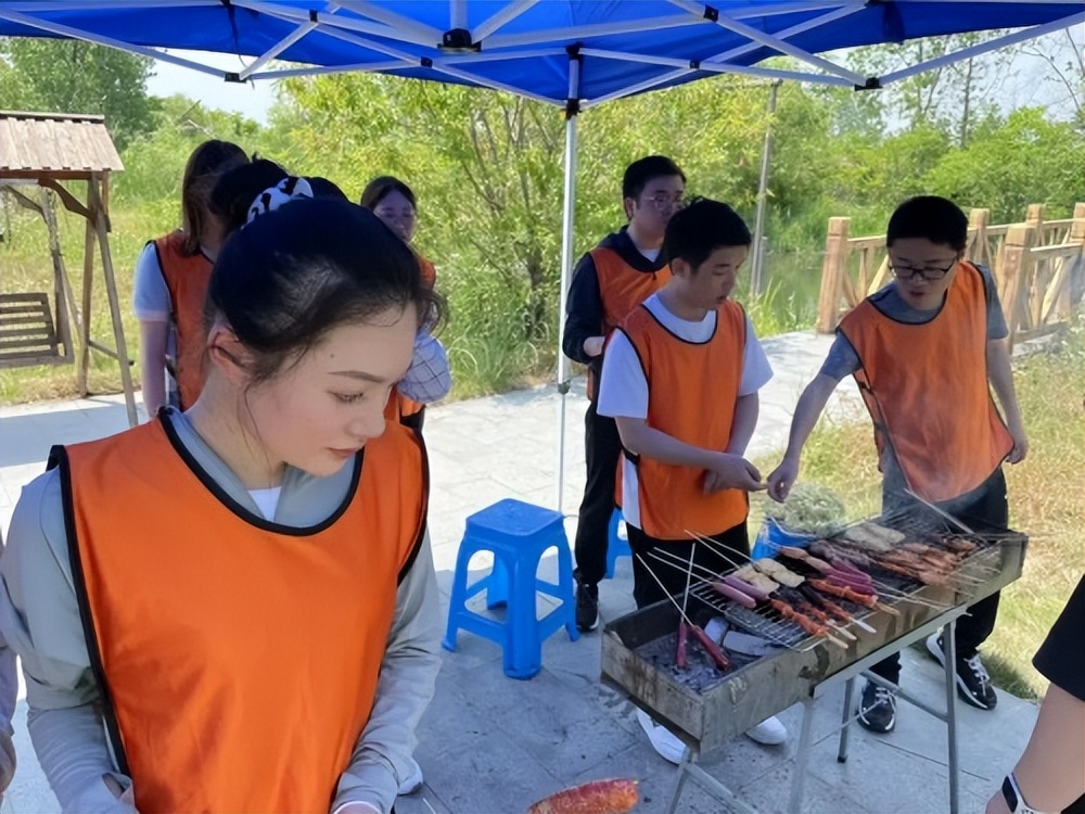 建行泰州分行举办“青春不止步,健康向前冲”主题素质拓展活动