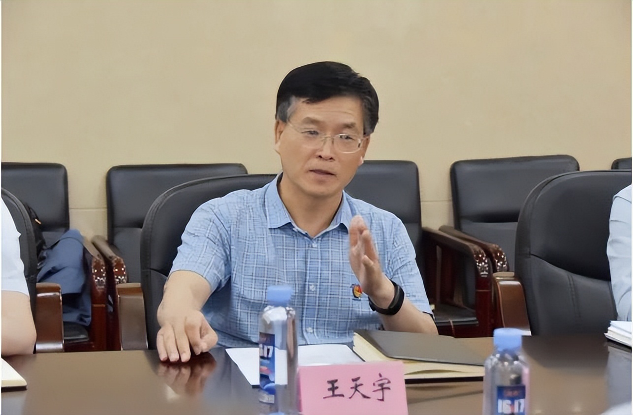 ����ʡ�˴�ί���о��Ҹ�������Ӣ��һ�е����ĵ���ָ������