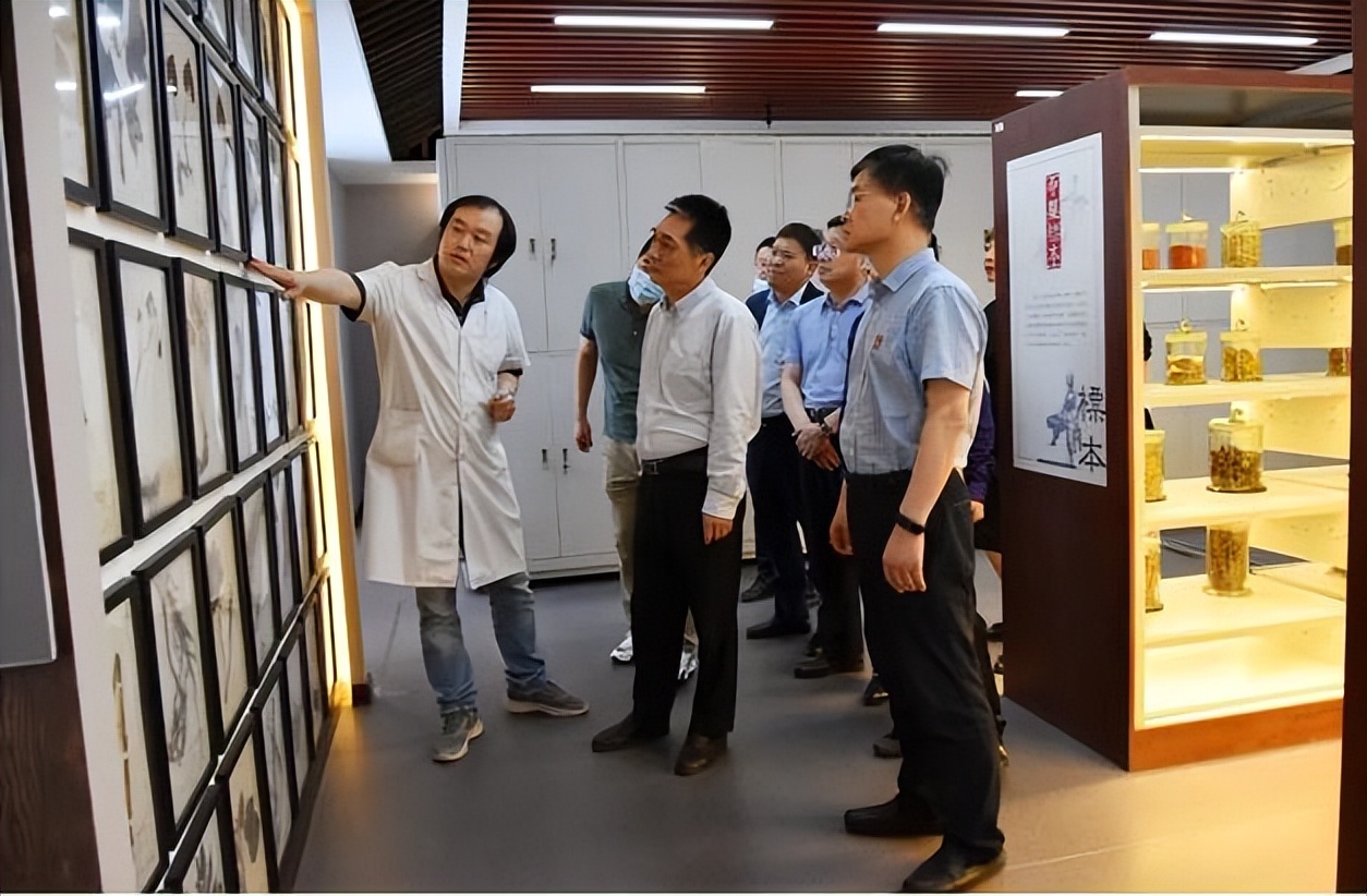 ����ʡ�˴�ί���о��Ҹ�������Ӣ��һ�е����ĵ���ָ������