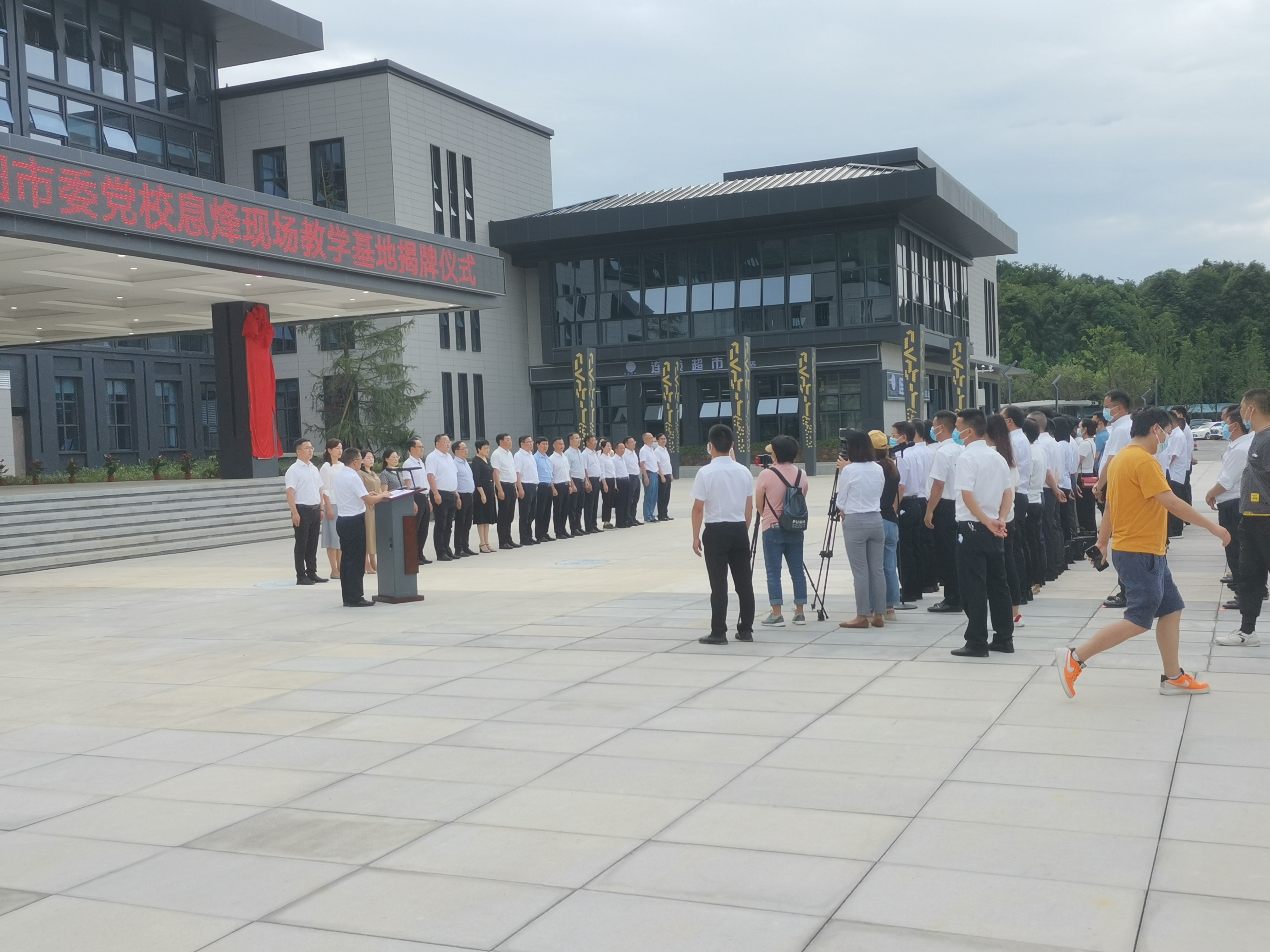 ����һ�������й�������ί��УϢ���ֳ���ѧ���ؽ���