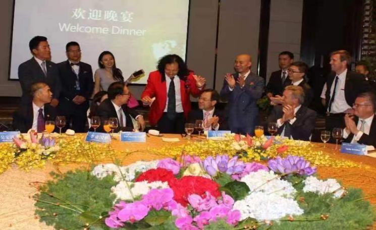 ħ����ʦ����Я�ַ�˿���ĵ�Ӱ��ħ�����桷