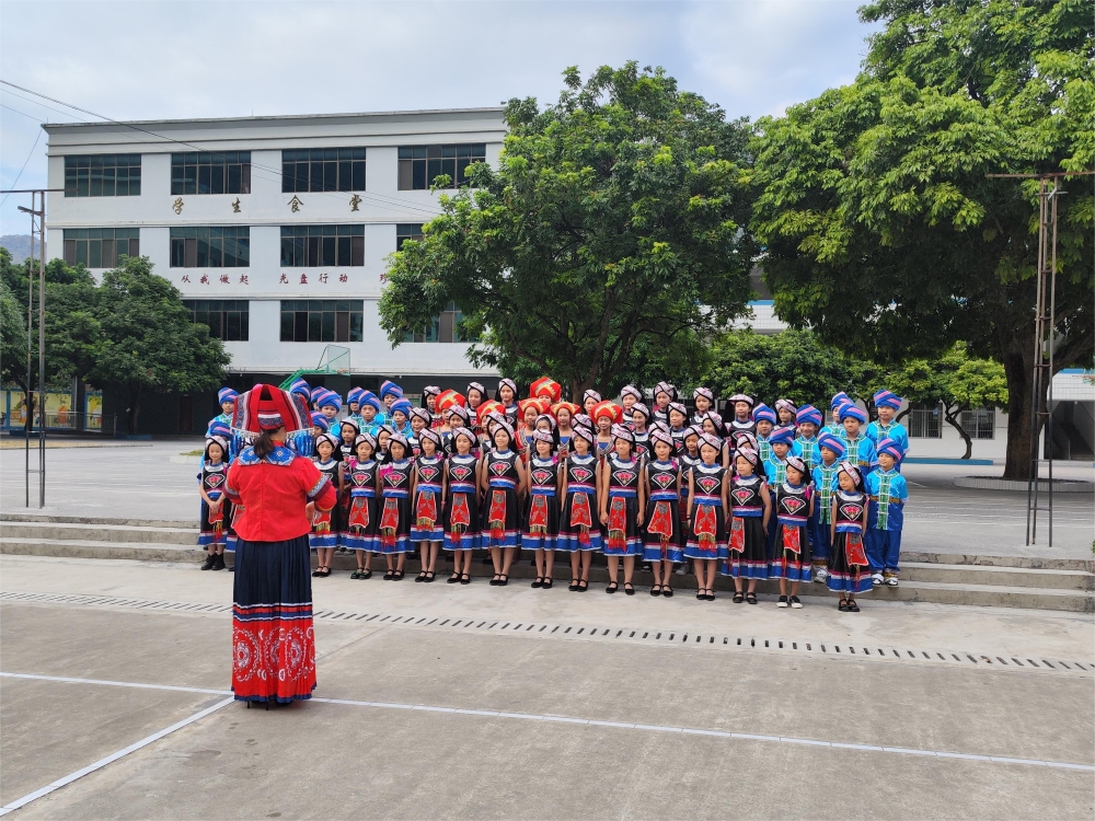3.古零中心小学壮族三声部民歌表演.jpg