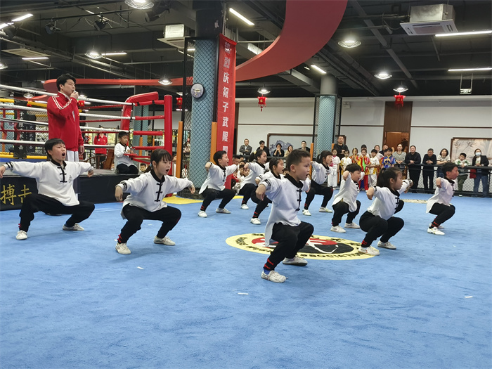 �׽조���䱭����Ӣ��Բ���չ�__ӡ����������ӺͰ��˹ھ��ֳ����� ͼ2